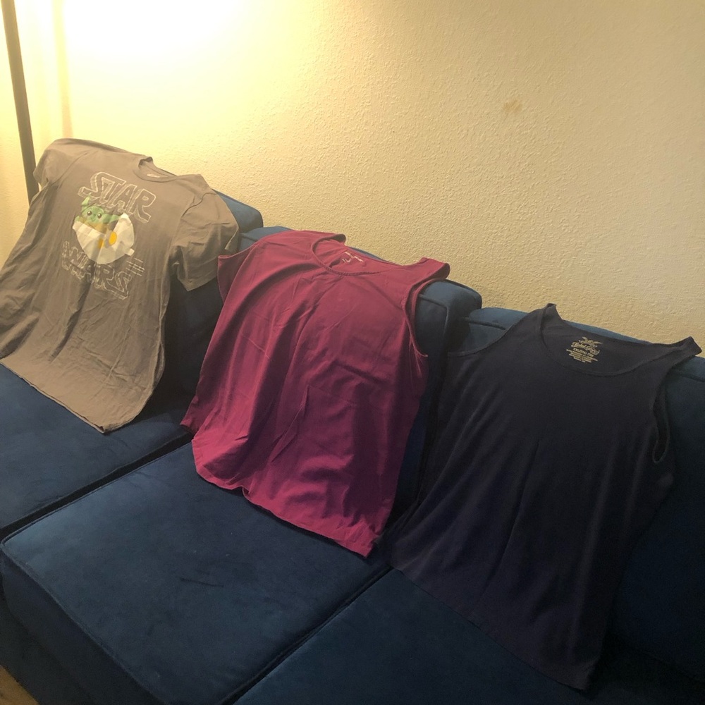 2x bundle t-shirt & 2 tank tops.